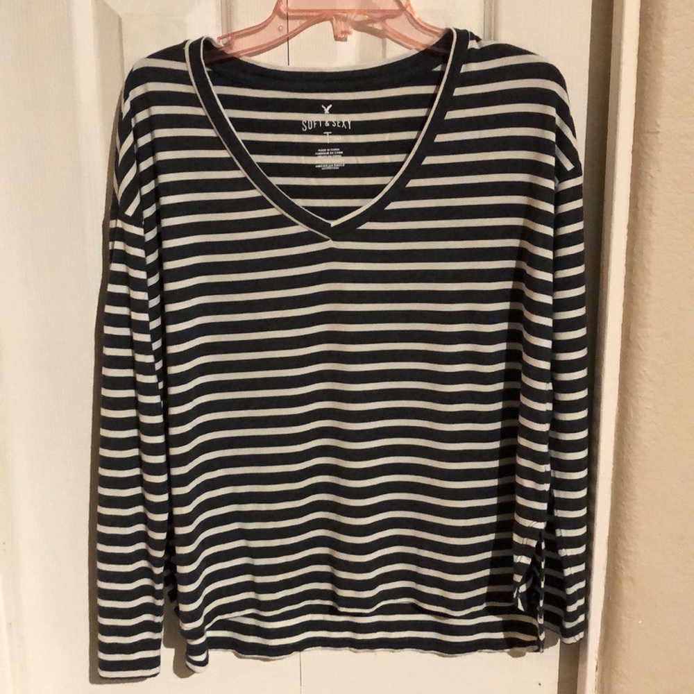 AE long sleeve v-neck tee